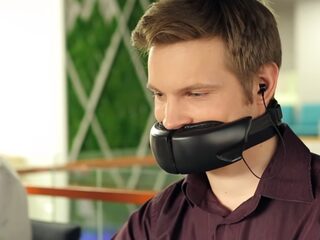 Hardop bellen in het openbaar is verleden tijd met deze bizarre gadget