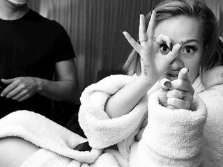 Adele heeft een geheim twitteraccount voor drunk tweeting