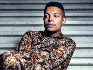 Bekijk 'Rappers Achter De Tralies' met o.a Ronnie Flex en Willie Wartaal