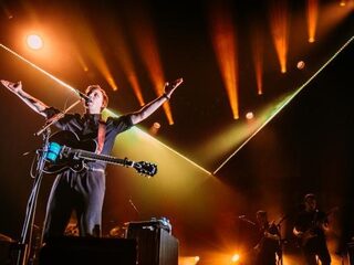 George Ezra verspreidt wat liefde met 'Pretty Shining People'