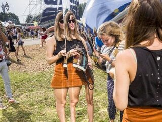 Met een biertje in je hand een stuk slimmer worden: het kan op Lowlands