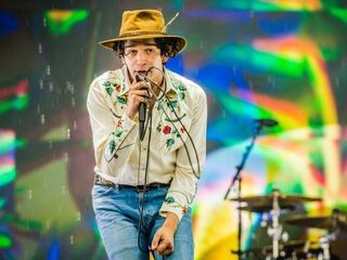 'Love It If We Made It' van The 1975 gaat over alles wat mis is in de wereld