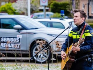 Zingende politieagent Thijs treedt op voor verzorgingstehuis