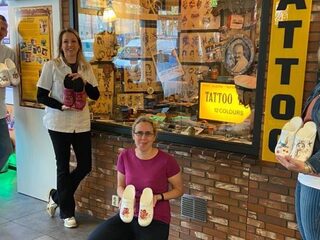 Tattoo Bob pimpt klompen: "Nu lopen er plots internisten én verpleegkundigen op coole klompen zorg te verlenen."