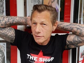 Bied op een custom Never Walk Alone tattoosleeve!