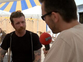 Michiel backstage met Jesse van Eagles Of Death Metal