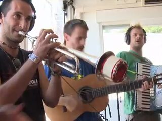 Holy burritos! Fiestaband La Pegatina live bij Timur!