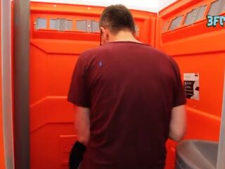 Michiel Veenstra kan eindelijk zijn gram halen op een mobiel toilet