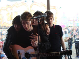 Taymir speelt 'I Do I Do' live in de studio