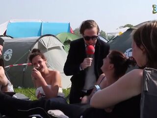 Rámon checkt de sfeer op de camping van Paaspop