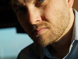 Arjen Lubach stoot zijn backstage