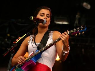 Nelly Furtado in duet met het 3FM DJ-meubel op Pinkpop 2006