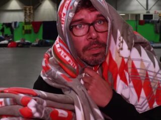 Michiel Veenstra deelt noodrantsoenen uit in de noodopvang