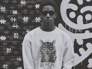 Jaïr (17) wordt geïnterviewd over zijn bedrijfje