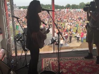 Sara Hartman laat Franks hartje smelten op Pinkpop