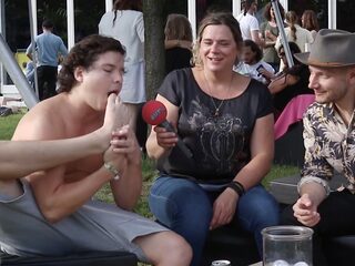 Lukas Graham likt aan zijn tenen