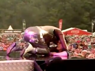 Cedric kreeg een zoen van Skin van Skunk Anansie