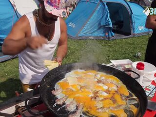 Kijk alle ontbijtconcerten op de Lowlands-camping terug