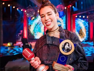 Dua Lipa wint Public Choice Award 2017