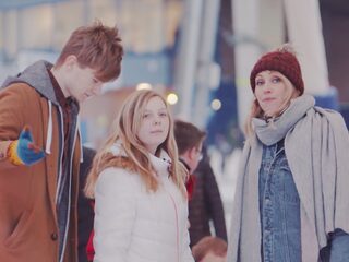 Saskia en Olivier gingen schaatsen met de eenzame Larissa (21)