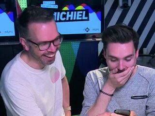 Domien en Michiel spelen Chicken Scream, het grappigste spelletje van dit jaar