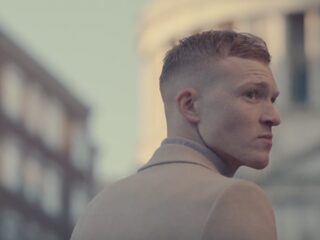 Check de nieuwe videoclip van Paul Sinha