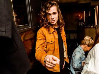 Lucas Hamming onder de douche bij Wijnand