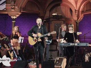 Kim Janssen in zijn zondagse pak in de kerk