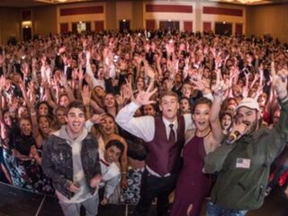 Vet: The Chainsmokers crashen een schoolgala