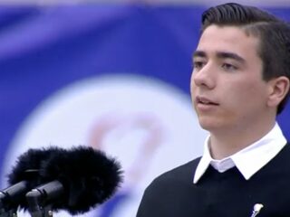 Güner (16) las zijn gedicht voor tijdens dodenherdenking op de Dam