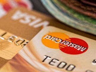 Tom kwam op zijn 19de diep in de schulden (en hij is lang niet de enige)