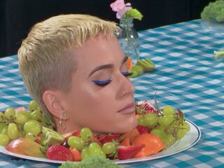 Katy Perry doet creepy Bon Appetit prank in museum