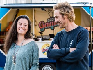 Radio Gaga: Eva en Chris maken radio in een verzorgingstehuis waar ook studenten wonen