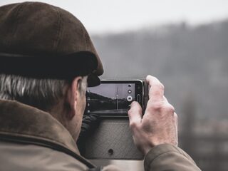 Je bent niet de enige die zich irriteert aan je smartphoneverslaafde moeder