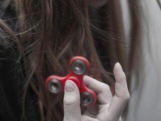 Deze gast maakt een dikke beat met een fidget spinner