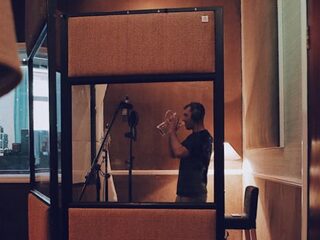 Sam Smith geeft weer een teken van leven... Uit een opnamestudio!