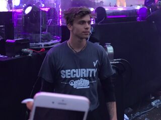 Foto van beveiliger Boy (18) bij Justin Bieber gaat wereldwijd viral