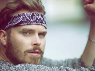 Wulf, van enorme dancehit naar tokkelen op een gitaar