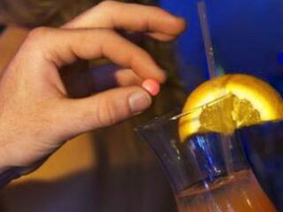 Dit rietje waarschuwt voor drugs in je drankje