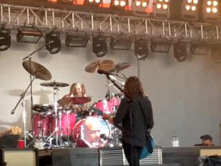 Dave Grohl's dochter (8) drumt mee bij Foo Fighters