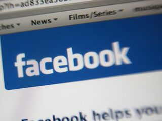 Gaat Facebook je begluren via de frontcamera van je telefoon?