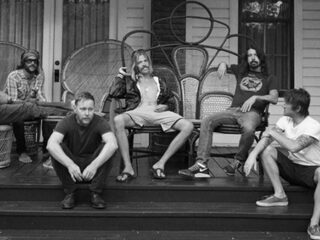 Foo Fighters plannen werelddominatie met Queens Of The Stone Age