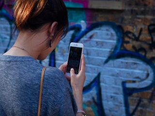 Krijg je écht pijn van teveel scrollen op je smartphone?