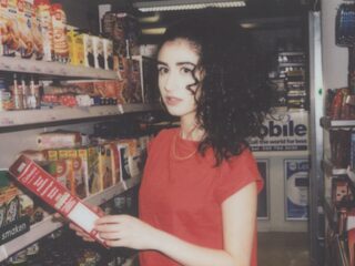 Check de prachtige livesessie van 3FM Talent Naaz