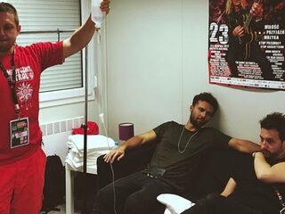 Pech voor Nothing But Thieves: gear kwijt en een zieke gitarist