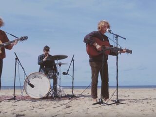 Palmsy rockt op het strand tijdens hun 3FM Talent Session