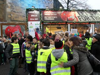 300 dansende leerlingen voor het Glazen Huis