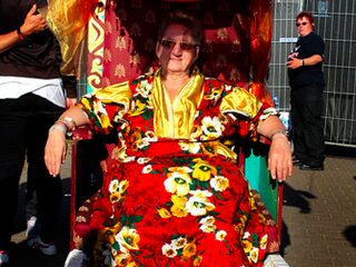 Tante Rikie veilt campingtickets Zwarte Cross