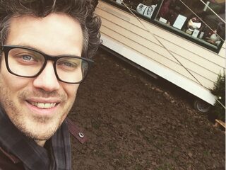 Paul op bezoek bij Houten Huis en Oude Huis