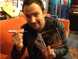 Scoor een gesigneerde single van Gary Fomdeck!